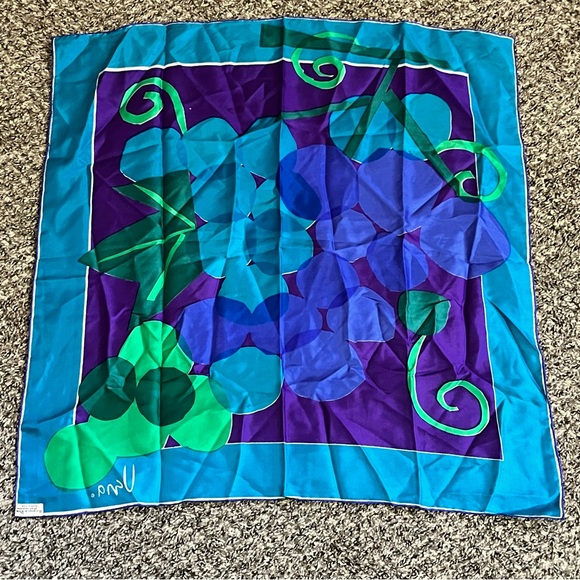 Vera Vibrant Blue and Green grape design Wrap with Elegant Design - Picture 8 of 8